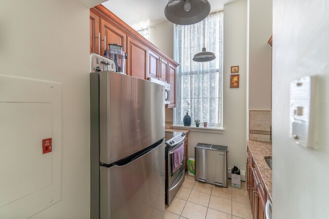 Building Photo - 2 Bed 1 Bath Condo available in Downtown N...