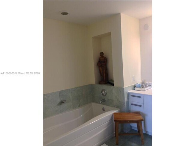 Building Photo - 1060 Brickell Ave
