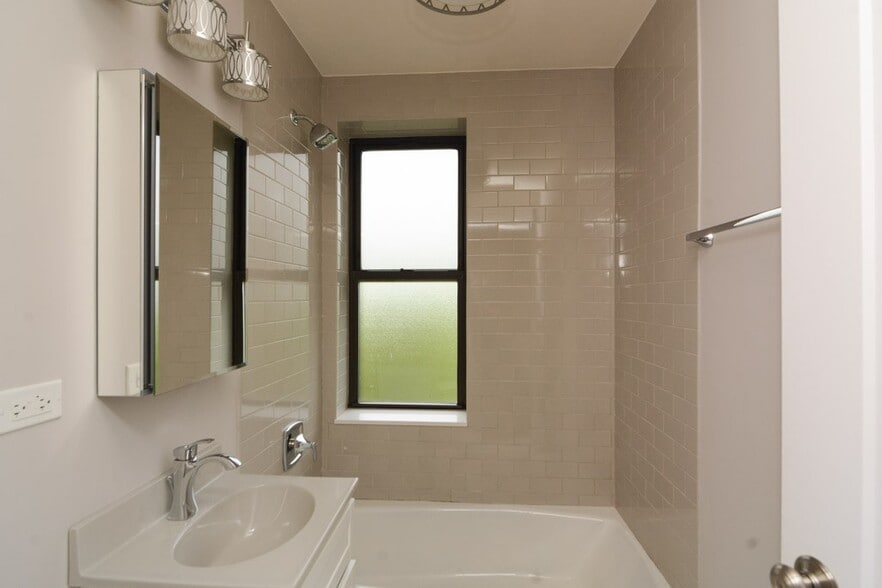 Building Photo - 817 W Lakeside Pl