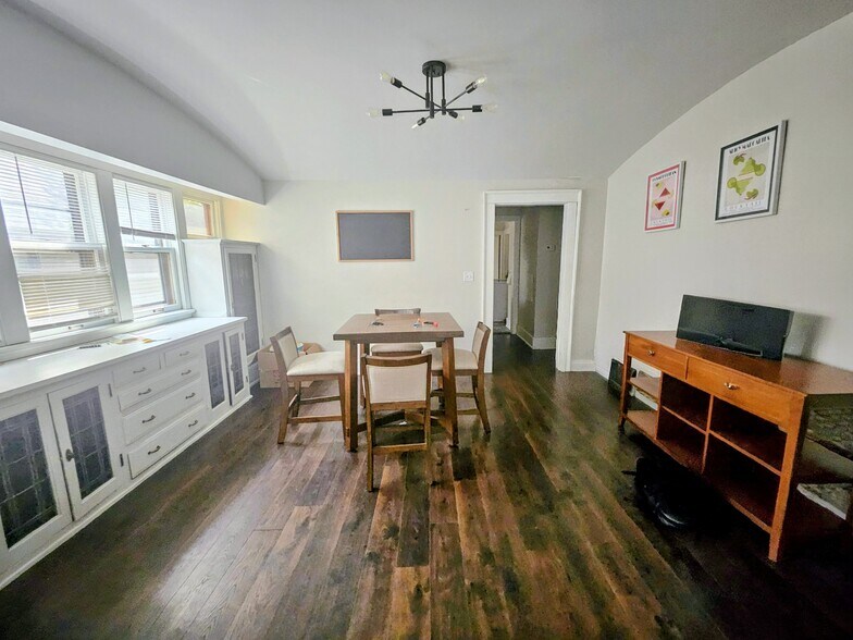 Building Photo - 3019 N Frederick Ave