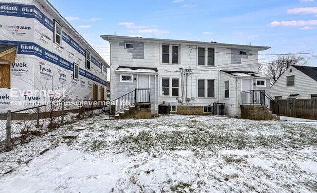 Building Photo - 3 Bed/1.5 Bath Home with Fenced Yard / Pet-Friendly / Available Now!