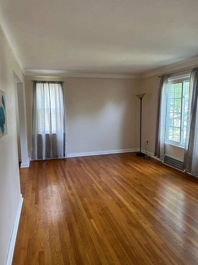 Building Photo - Spacious Colonial For Rent in Lyndhurst