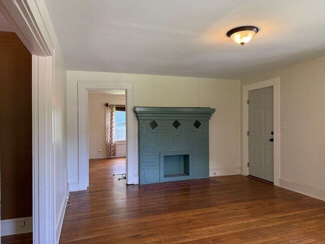 Building Photo - Fantastic 3 Bedroom Bungalow