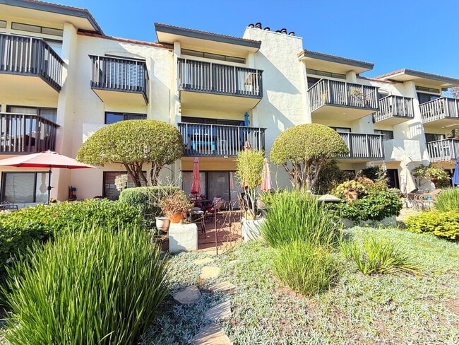 Building Photo - Charming Fully Furnished 1-Bedroom Condo with Pool Access in Carpinteria