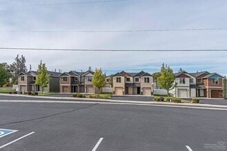 Building Photo - Redmond Townhome