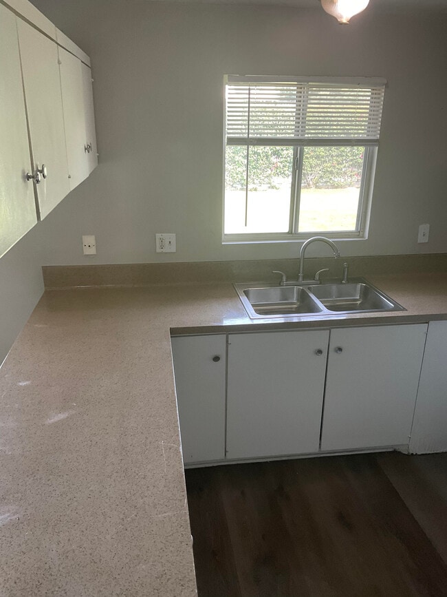 Building Photo - 1935 Linden W St