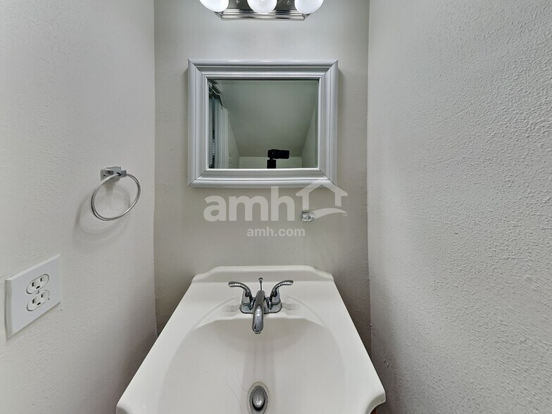 Building Photo - 16807 Pheasant Creek Ct