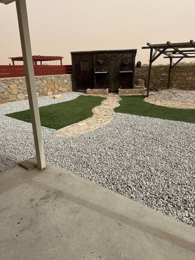 Building Photo - Beautiful East side House with 3 beds-2.5 ...