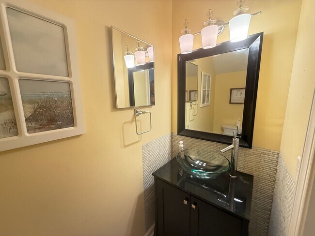 Building Photo - Spacious 3BR Home with Fenced Yard & Outdo...