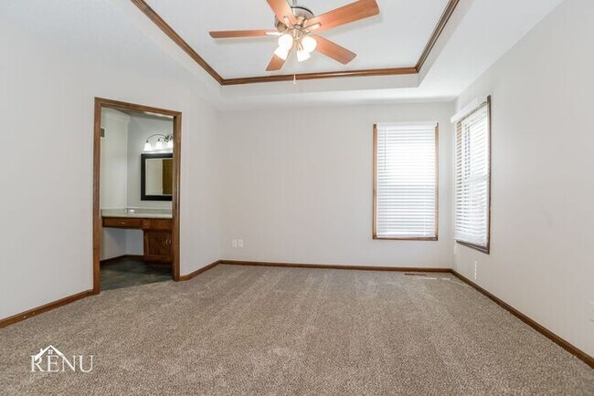 Building Photo - 419 W Sunrise Dr