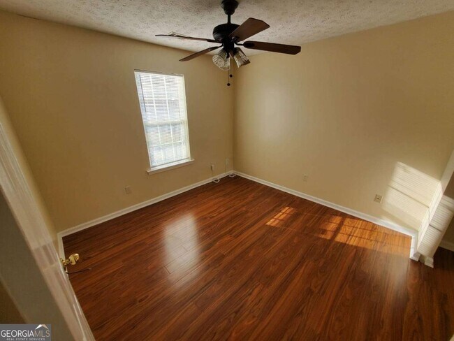 Building Photo - 5450 Twin Lakes Dr