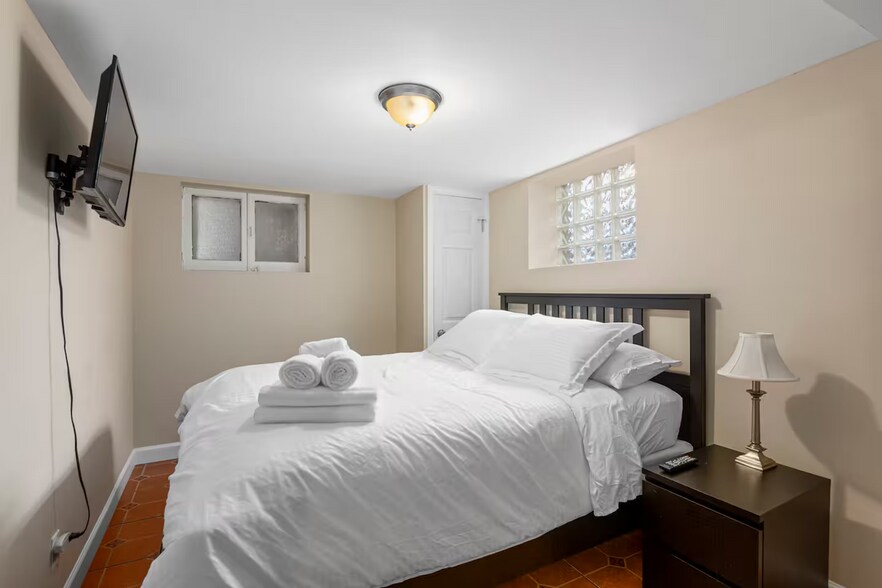 Building Photo - 5638 Botanical Ave