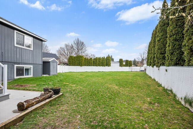 Building Photo - Gorgeous Liberty Lake 5 Bedroom Home!