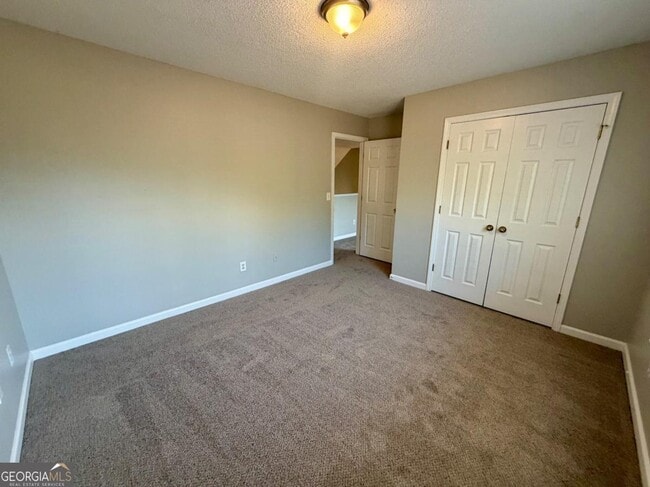 Building Photo - 15 Lakeside Cir