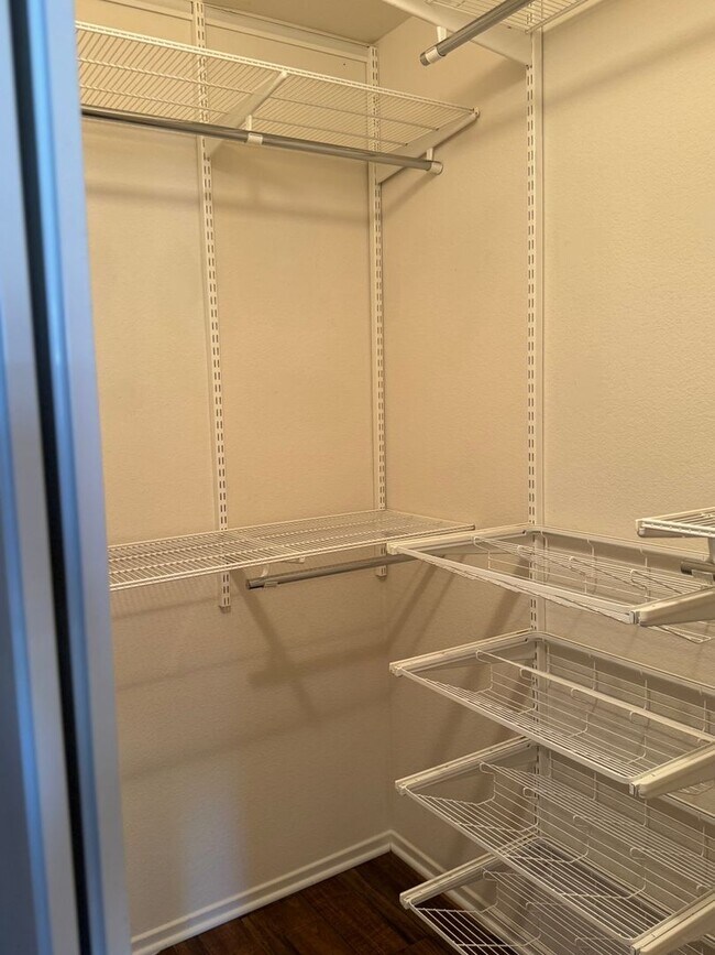 Building Photo - Spacious 2 bedroom 2 bath ground floor uni...