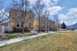 Building Photo - 2424 St Paul Dr