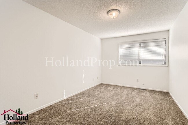 Building Photo - Beautifully Duplex in Desirable Northwest Portland Available For You! BEST NEW PRICE $1,995 and R...