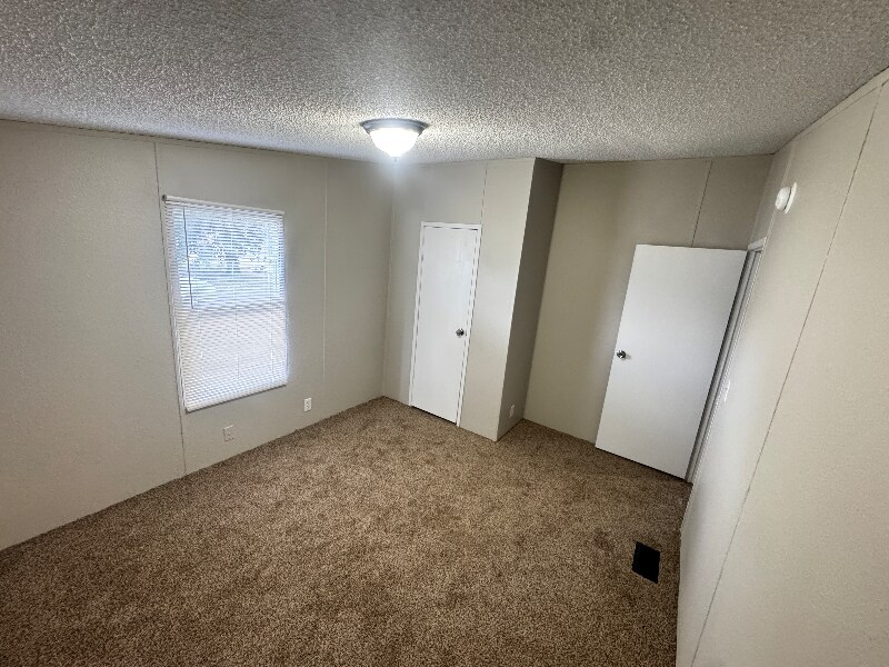 Building Photo - 122 Fox Meadow Dr