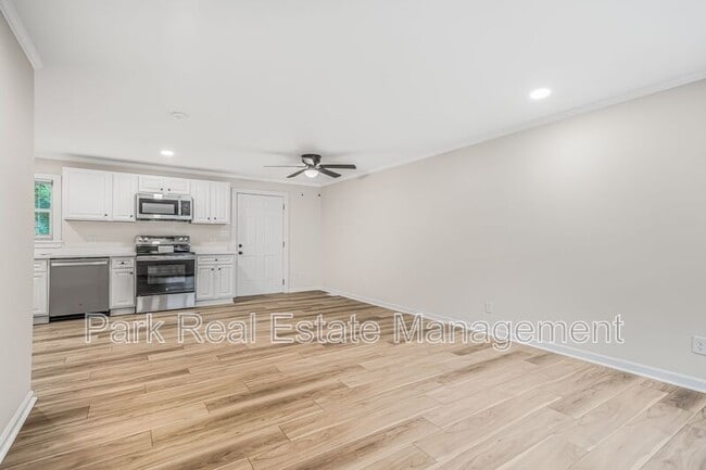 Building Photo - 221 Howell St