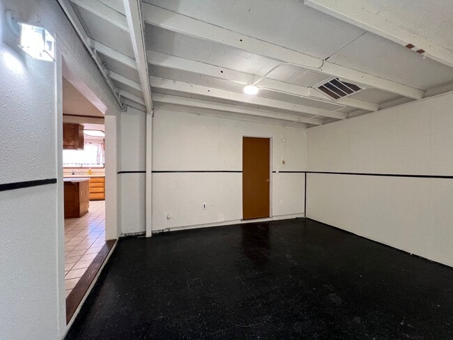 Building Photo - 3 Bedroom 2 Bathroom House with RV Parking...