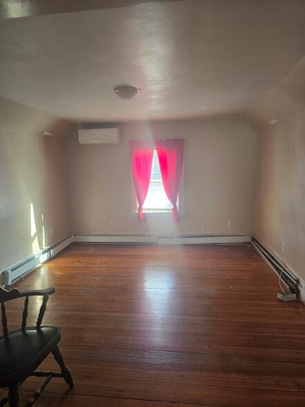 Building Photo - 38 Claybourne St