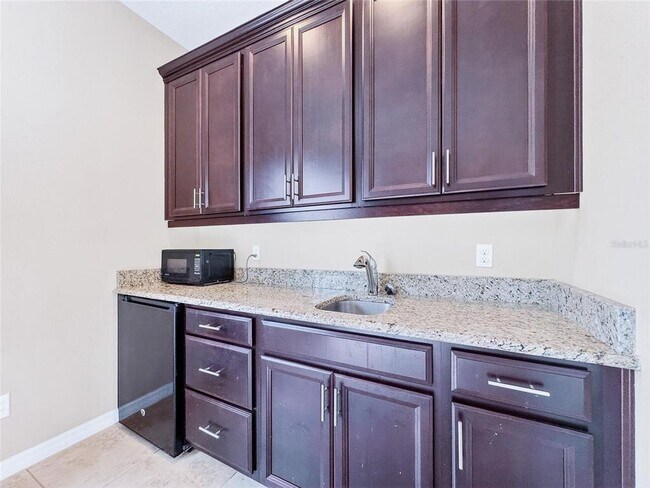 Building Photo - 5518 Thomas Square Dr