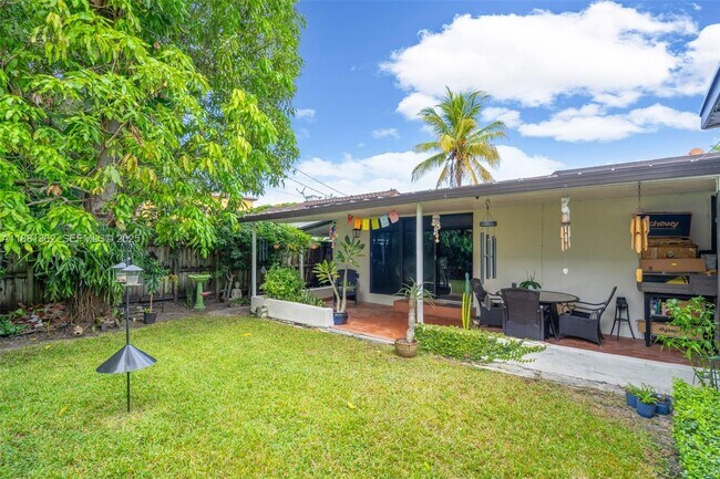 Building Photo - 1642 SW 16th St