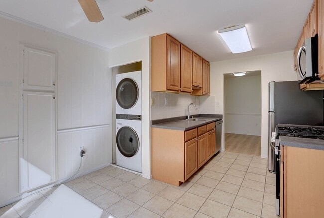 Building Photo - 2 BR/2 BA Garden Level Condo