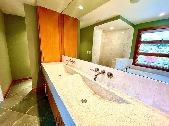 Building Photo - Stunning, 4 Bedroom, 3500 Square Foot, Highland's Home in Boise's North End