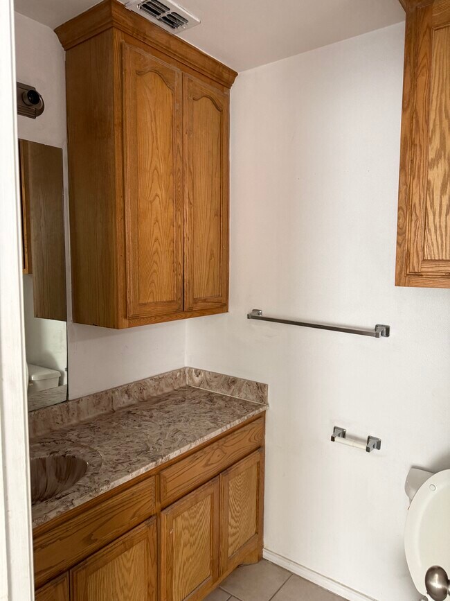 Building Photo - 1304 W Kiwi Ave