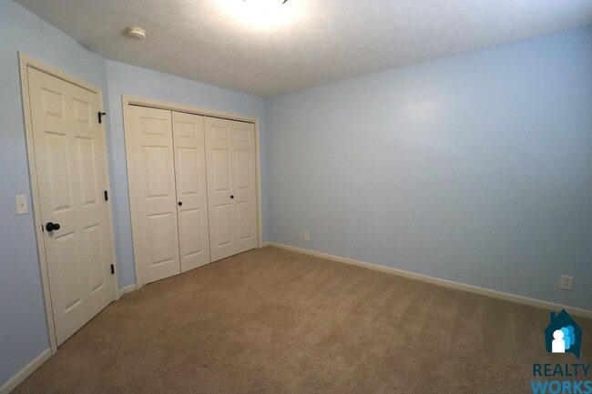 Building Photo - Great Sized 3 bed Townhome!