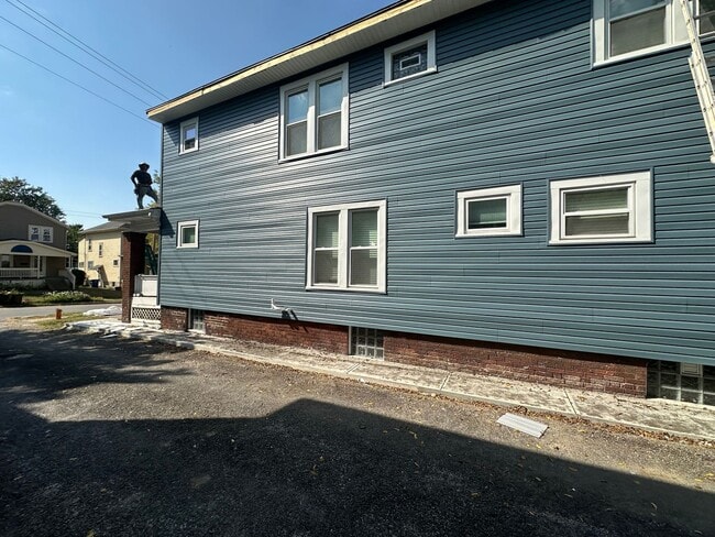 Building Photo - A newly updated 3 bedroom in Old North!