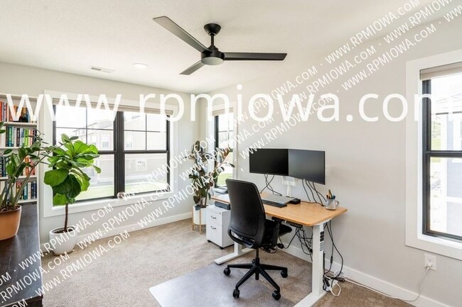 Building Photo - 10097 Stark Dr