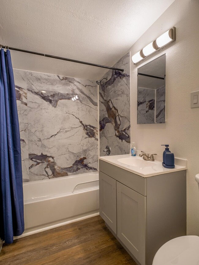 Building Photo - 103 N Ave Q