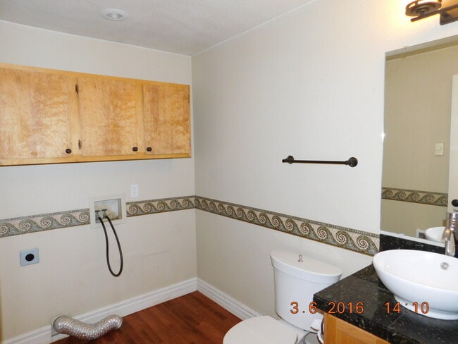 Building Photo - Beautifully Custom Updated 3BD/1.5BA Home ~ Gorgeous Kitchen & Master Bedroom!