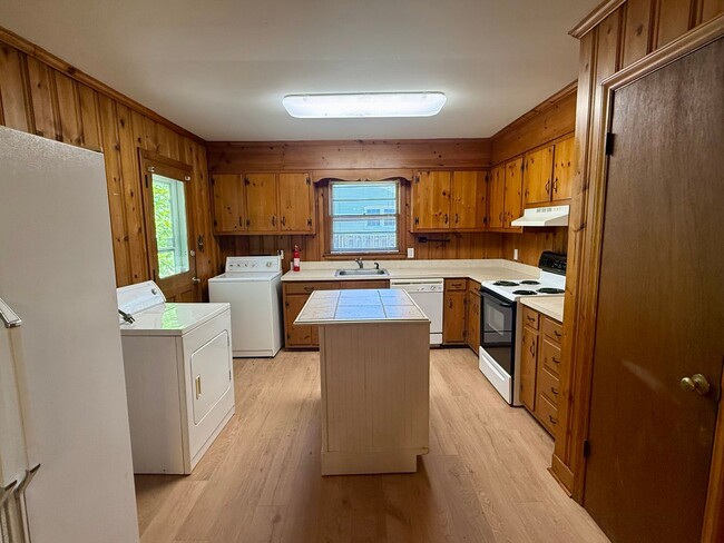 Building Photo - Three bedroom, 1.5 bath house in Burlington