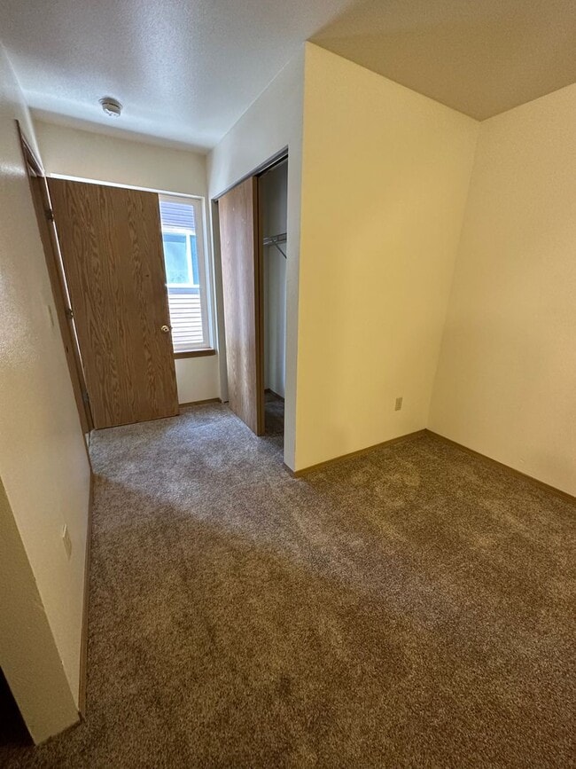 Building Photo - Townhouse Close to COCC! All New Carpet & ...