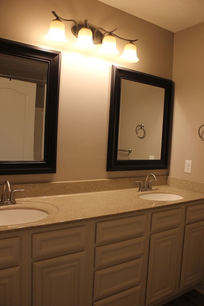 Building Photo - Cedar Point Townhouse for Rent!