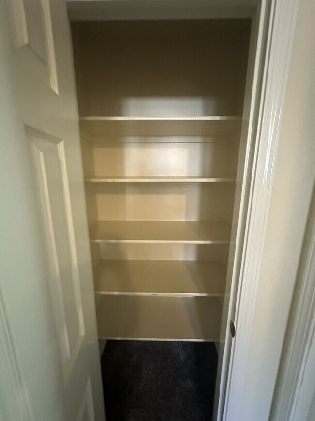 Building Photo - "Spacious 4-Bedroom Gem with 2.5 Bathrooms...