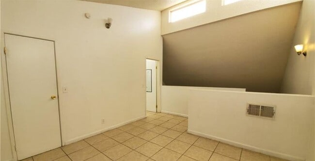Building Photo - Stylish Loft Condo with Spacious Backyard