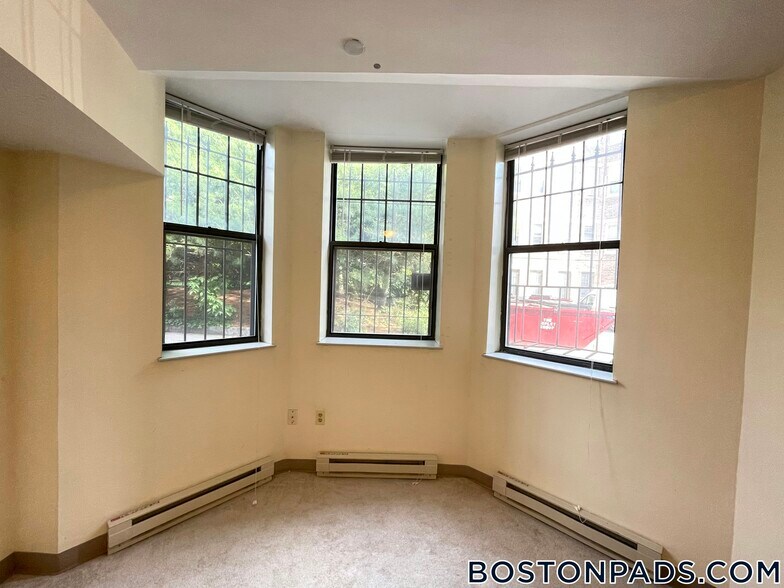 Building Photo - 109 Queensberry St