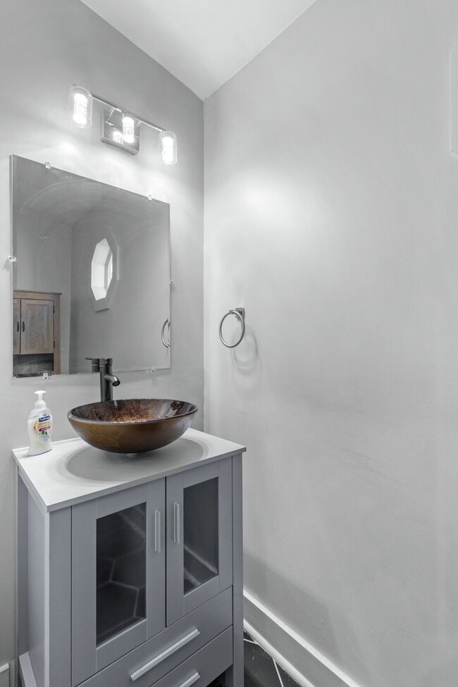 Building Photo - 944 Brent St