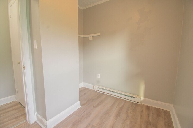 Building Photo - 1 Bedroom 1 Bathroom- New LVP Flooring!