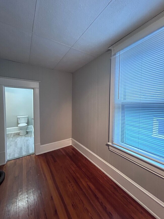 Building Photo - Spacious 3 BR home, Minutes to Medical Cen...