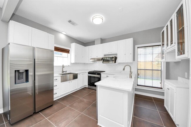 Building Photo - 6622 Park Ln