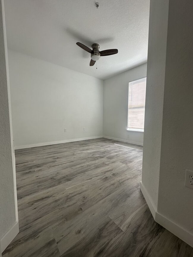 Building Photo - Beautifully Renovated 4 Bed / 2 Bath Condo in Visconti West Condominium- Water View