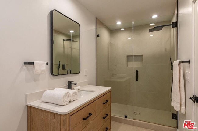 Building Photo - 624 N Beverly Dr