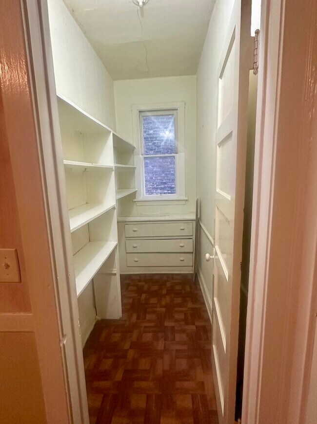 Building Photo - 1340 W Rosedale Ave