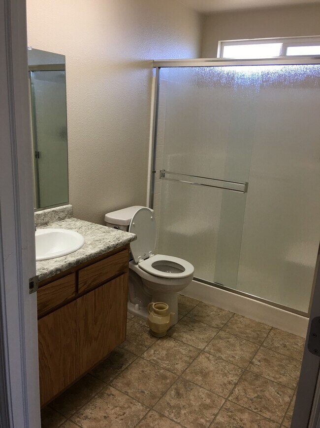 Building Photo - 4 Bedroom House in Biggs AVAILABLE NOW!!