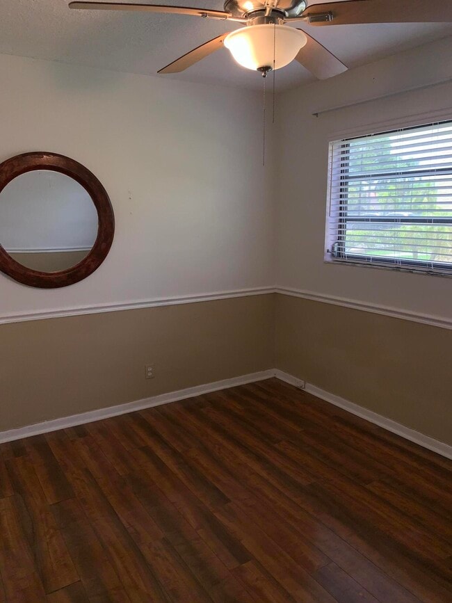 Building Photo - 2015 Coral Ridge Dr